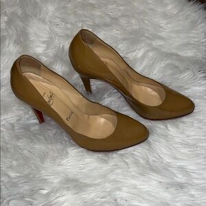 Christian Louboutin Décolleté Tan Patent Leather Red Sole Pumps - Authentic